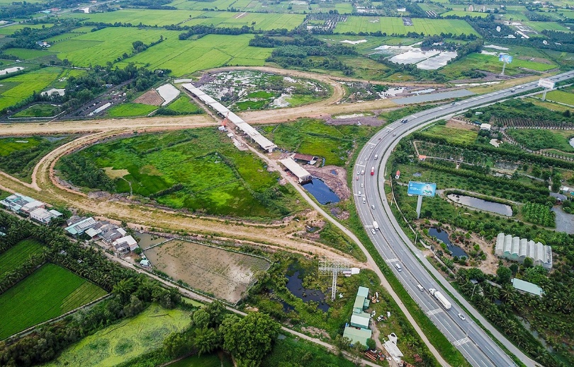 美顺-芹苴高速公路在实施4个月后积极施工