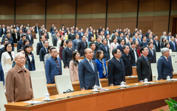 从左至上，阮富仲总书记、国家主席阮春福、范明正总理、越共中央书记处常务书记武文赏、越南祖国阵线主席杜文战