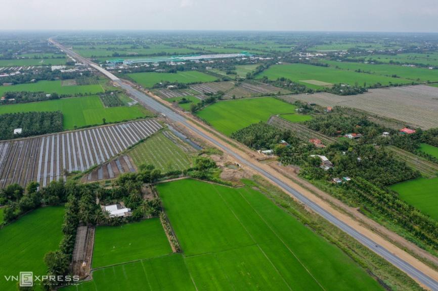 根据调整计划，HCMC-芹T铁路在Trung Luong-My Thuan高速公路的右侧有一个路段，即将完工。 照片：Quynh Tran。