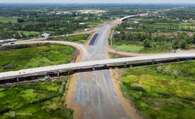 Than Cuu Nghia交叉路口于2020年9月连接胡志明市-Trung Luong高速公路。 照片：九龙。