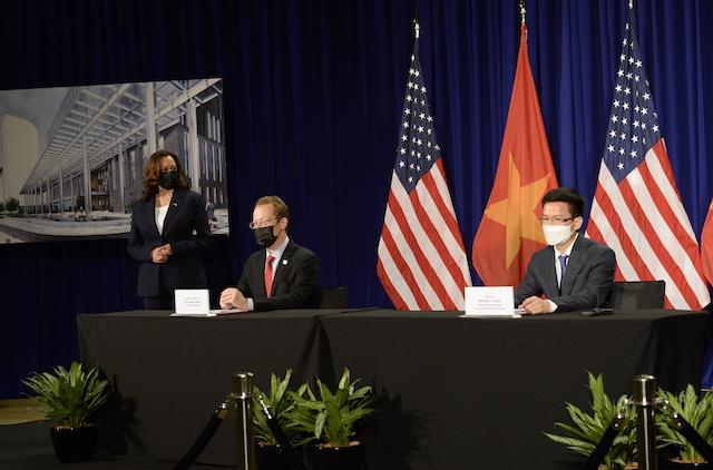 美国副总统卡马拉·哈里斯见证了土地租赁协议的签字仪式，以建立新的美国大使馆总部