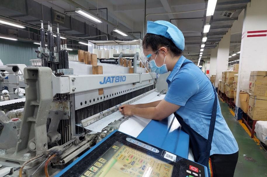 10月4日，工厂的纺织工人成功旋转生产。照片：安芳
