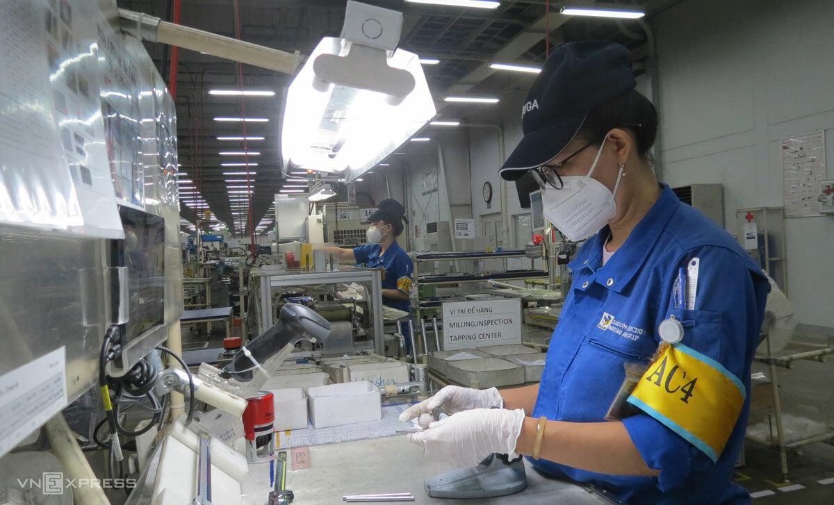 2021年10月，胡志明市开业时，工人在灵中一号出口加工区的工厂工作。照片：黎雪
