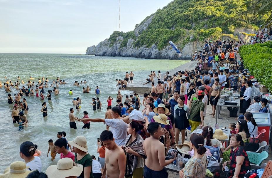 6月底，游客在海防吉婆岛度假。照片：鬼谷子