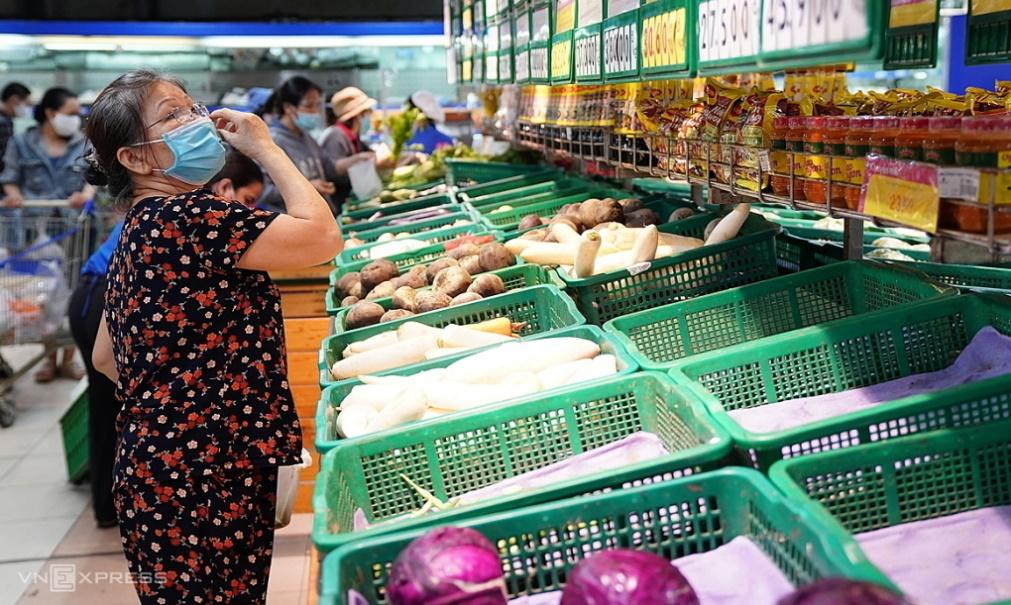 胡志明市人在一家超市购物。照片：琼尘
