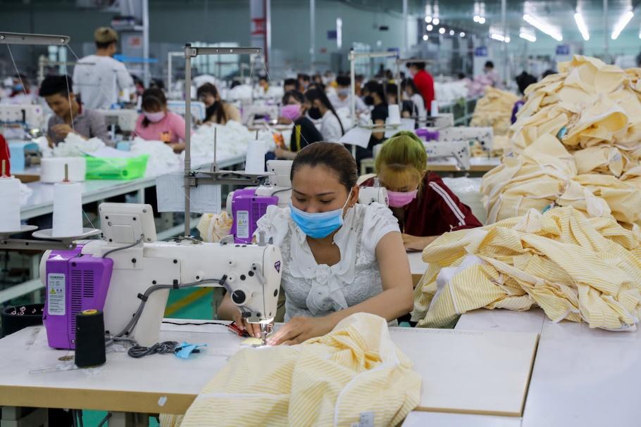 工人在胡志明市的一家纺织企业工作。照片：琼尘