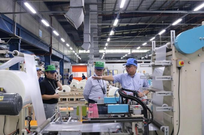 Plus集团领导视察生产线。图片来源：Plus